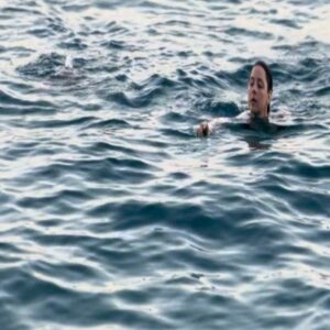 Melis Birkan Instagram - Bir küçük tatil #tbt'si... Bu kardeşleri pek seviyorum @denizaydin @arasaydinofficial🤍🧡 Azıcık sıcaktan bunaldığımız, doğaya ve yıldızlara aşık olup, bakamaya doyamadığımız, bizi gündüz gündüz kıtlayan kara sineklerden kaçmaya çalışırken bu pozları vermeye çalıştığımız, bol yüzdüğümüz, yüzerken bir takım su balesi performansları sergilerdigimiz doğrudur. Ayrıca son videoda olduğu gibi tatildeyim diye çöp,  plastik toplamadığımı düşünmeniz beni üzer 😄🔫🦀