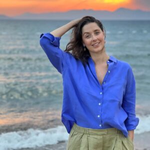 Melis Birkan Instagram - Çok güzel birkaç gün geçirdik @rammoshotelbodrum'da... Büyük ve ruhsuz otellerin yapısına inat, sade, sıcak ve kendinizi sanki hep oraya gidiyormuşsunuz gibi hissettiren bir mekan. Hasret kalmışız böyle işletme ve mekanlara... 
Bütün @rammoshotelbodrum ailesine çok teşekkür ederiz... Yine görüşeceğiz o kesin 🫶@mareafishrestaurant