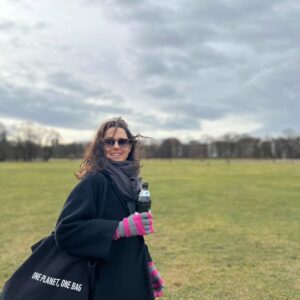 Melis Birkan Instagram - Bu geçen haftanın postu ve bir gurur hikayesidir...! Seninle ne kadar gurur duysam az @arasaydinofficial Nedenini şu an bağıramasam da şahane şeyler yaratıyorsun dünyanın bir ucunda. Bu başarına, heyecanına ortak olmak, aynı yolu birlikte yürümek, birlikte yeni yerler keşfetmek çok ama çok güzel. Ben o anda bunları paylaşmayı pek beceremiyorum, demlendikçe daha anlamlı geliyor çünkü... Daha paylaşacaklarım var... İyi ki sen 🧡 (Sonu sürprizli)