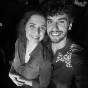 Melis Birkan Instagram - Seneler önce @zaz_off ilk albüm konserine bilet almıştım, kapısına kadar geldim ve çekime çağırdılar dinleyememiştim. Canım sevgilim bana yıllar sonra bu güzel konseri yaşattı 🙏 İçi dışından da güzel kocam çok teşekkür ederim... @arasaydinofficial 🤍 
Dileyen herkese sizi sevdiğini görebildiğiniz ve hissedebildiginiz o şahane insanı karşınıza çıkarmasını dilerim...🙏🍀