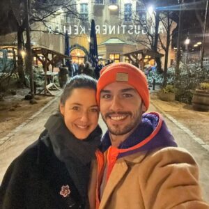 Melis Birkan Instagram - Bu geçen haftanın postu ve bir gurur hikayesidir...! Seninle ne kadar gurur duysam az @arasaydinofficial Nedenini şu an bağıramasam da şahane şeyler yaratıyorsun dünyanın bir ucunda. Bu başarına, heyecanına ortak olmak, aynı yolu birlikte yürümek, birlikte yeni yerler keşfetmek çok ama çok güzel. Ben o anda bunları paylaşmayı pek beceremiyorum, demlendikçe daha anlamlı geliyor çünkü... Daha paylaşacaklarım var... İyi ki sen 🧡 (Sonu sürprizli)
