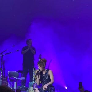 Melis Birkan Instagram - Seneler önce @zaz_off ilk albüm konserine bilet almıştım, kapısına kadar geldim ve çekime çağırdılar dinleyememiştim. Canım sevgilim bana yıllar sonra bu güzel konseri yaşattı 🙏 İçi dışından da güzel kocam çok teşekkür ederim... @arasaydinofficial 🤍 
Dileyen herkese sizi sevdiğini görebildiğiniz ve hissedebildiginiz o şahane insanı karşınıza çıkarmasını dilerim...🙏🍀
