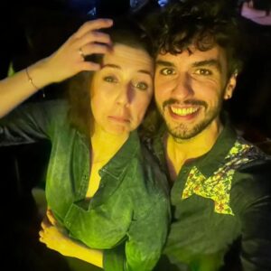 Melis Birkan Instagram - Seneler önce @zaz_off ilk albüm konserine bilet almıştım, kapısına kadar geldim ve çekime çağırdılar dinleyememiştim. Canım sevgilim bana yıllar sonra bu güzel konseri yaşattı 🙏 İçi dışından da güzel kocam çok teşekkür ederim... @arasaydinofficial 🤍 
Dileyen herkese sizi sevdiğini görebildiğiniz ve hissedebildiginiz o şahane insanı karşınıza çıkarmasını dilerim...🙏🍀