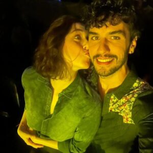 Melis Birkan Instagram - Seneler önce @zaz_off ilk albüm konserine bilet almıştım, kapısına kadar geldim ve çekime çağırdılar dinleyememiştim. Canım sevgilim bana yıllar sonra bu güzel konseri yaşattı 🙏 İçi dışından da güzel kocam çok teşekkür ederim... @arasaydinofficial 🤍 
Dileyen herkese sizi sevdiğini görebildiğiniz ve hissedebildiginiz o şahane insanı karşınıza çıkarmasını dilerim...🙏🍀