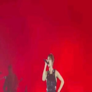 Melis Birkan Instagram - Seneler önce @zaz_off ilk albüm konserine bilet almıştım, kapısına kadar geldim ve çekime çağırdılar dinleyememiştim. Canım sevgilim bana yıllar sonra bu güzel konseri yaşattı 🙏 İçi dışından da güzel kocam çok teşekkür ederim... @arasaydinofficial 🤍 
Dileyen herkese sizi sevdiğini görebildiğiniz ve hissedebildiginiz o şahane insanı karşınıza çıkarmasını dilerim...🙏🍀