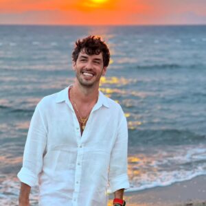 Melis Birkan Instagram - Gülüşüne bayıldığım güzel erkeğim, o güzel ve kıpır kıpır yüreğin kadar güzel bir yaşın olsun bu yaşın da... Sevgilim, gururum, kıymetlim, meslektaşım, neşem, nefesim, yüksek enerjim, sıcak gülüşüm, şefkatlim, yufka yüreklim, turuncum iyi ki doğmuşsun ve iyi ki beni bulmuşsun Arasım... 🧡 @arasaydinofficial 
 ( Son fotoğraf nazar boncuğu ve benim favorim 😄)