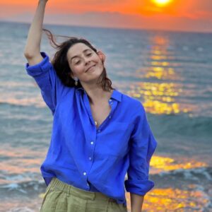 Melis Birkan Instagram - Çok güzel birkaç gün geçirdik @rammoshotelbodrum'da... Büyük ve ruhsuz otellerin yapısına inat, sade, sıcak ve kendinizi sanki hep oraya gidiyormuşsunuz gibi hissettiren bir mekan. Hasret kalmışız böyle işletme ve mekanlara... 
Bütün @rammoshotelbodrum ailesine çok teşekkür ederiz... Yine görüşeceğiz o kesin 🫶@mareafishrestaurant