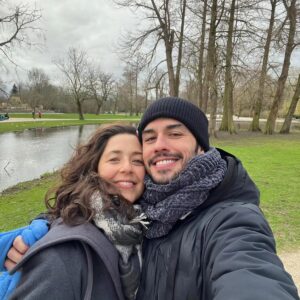 Melis Birkan Instagram - Her gittiğiniz yerde aklınızda olan, güzel birşey yediğinizde ya da izlediğinizde keşke o da olsaydı dediğiniz, gözleriniz çizgi kalıncaya kadar gülüp, birlikte saatlerce ağlayabildiginiz, telefonda mesajı ya da araması olduğunda yüzünüzü güldüren, ne kadar saçma olursa olsun her anınızı paylaşabildiğiniz bir iyi ki'niz varsa çok şanslısınız ona daha çok sarılın... Ben öyle yapıyorum... İyi ki onunla evlenmişim dediğim 2. yılımız bugün. Canım Aras'ım iyi ki benim kocam ve sevgilimsin... ❤️ @arasaydinofficial