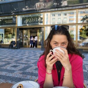 Melis Birkan Instagram - Pandemi daha yokken alınan biletler ancak şimdi gidebilmek içinmiş. Bir güzel şehir, Prag geçti hayatımızdan. Hitlerin bile bombalamaya kıyamadığı! Ve kocam sayesinde Metallica girdi hayatıma, 40 yıllık bir efsaneyi böyle canlı dinleyebilmek büyük şans biliyorum🙏 En önemlisi de korumanın, yıkmadan onarmanın, saklayabilmenin, daha modernini dikmeden, eskisinin yaşanmışlığına ve tarihine verilen önemin, yeşilin değerini hatırlattı bir şehrin heryeri. Gitmek, görmek isteyen herkesin dileği gerçek olsun 🙏🌳 
Bacaklarımız kopana kadar yürüdüğümüz, yorulduğumuz, ıslandığımız, güldüğümüz, dinlediğimiz, beğendiğimiz bu şehir seninle güzel oldu sevgilim teşekkür ederim @arasaydinofficial ❤️