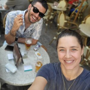 Melis Birkan Instagram - Pandemi daha yokken alınan biletler ancak şimdi gidebilmek içinmiş. Bir güzel şehir, Prag geçti hayatımızdan. Hitlerin bile bombalamaya kıyamadığı! Ve kocam sayesinde Metallica girdi hayatıma, 40 yıllık bir efsaneyi böyle canlı dinleyebilmek büyük şans biliyorum🙏 En önemlisi de korumanın, yıkmadan onarmanın, saklayabilmenin, daha modernini dikmeden, eskisinin yaşanmışlığına ve tarihine verilen önemin, yeşilin değerini hatırlattı bir şehrin heryeri. Gitmek, görmek isteyen herkesin dileği gerçek olsun 🙏🌳 
Bacaklarımız kopana kadar yürüdüğümüz, yorulduğumuz, ıslandığımız, güldüğümüz, dinlediğimiz, beğendiğimiz bu şehir seninle güzel oldu sevgilim teşekkür ederim @arasaydinofficial ❤️