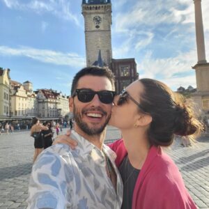 Melis Birkan Instagram - Pandemi daha yokken alınan biletler ancak şimdi gidebilmek içinmiş. Bir güzel şehir, Prag geçti hayatımızdan. Hitlerin bile bombalamaya kıyamadığı! Ve kocam sayesinde Metallica girdi hayatıma, 40 yıllık bir efsaneyi böyle canlı dinleyebilmek büyük şans biliyorum🙏 En önemlisi de korumanın, yıkmadan onarmanın, saklayabilmenin, daha modernini dikmeden, eskisinin yaşanmışlığına ve tarihine verilen önemin, yeşilin değerini hatırlattı bir şehrin heryeri. Gitmek, görmek isteyen herkesin dileği gerçek olsun 🙏🌳 
Bacaklarımız kopana kadar yürüdüğümüz, yorulduğumuz, ıslandığımız, güldüğümüz, dinlediğimiz, beğendiğimiz bu şehir seninle güzel oldu sevgilim teşekkür ederim @arasaydinofficial ❤️