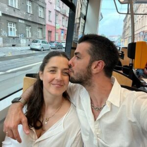 Melis Birkan Instagram - Pandemi daha yokken alınan biletler ancak şimdi gidebilmek içinmiş. Bir güzel şehir, Prag geçti hayatımızdan. Hitlerin bile bombalamaya kıyamadığı! Ve kocam sayesinde Metallica girdi hayatıma, 40 yıllık bir efsaneyi böyle canlı dinleyebilmek büyük şans biliyorum🙏 En önemlisi de korumanın, yıkmadan onarmanın, saklayabilmenin, daha modernini dikmeden, eskisinin yaşanmışlığına ve tarihine verilen önemin, yeşilin değerini hatırlattı bir şehrin heryeri. Gitmek, görmek isteyen herkesin dileği gerçek olsun 🙏🌳 
Bacaklarımız kopana kadar yürüdüğümüz, yorulduğumuz, ıslandığımız, güldüğümüz, dinlediğimiz, beğendiğimiz bu şehir seninle güzel oldu sevgilim teşekkür ederim @arasaydinofficial ❤️