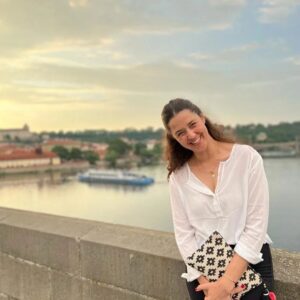 Melis Birkan Instagram - Pandemi daha yokken alınan biletler ancak şimdi gidebilmek içinmiş. Bir güzel şehir, Prag geçti hayatımızdan. Hitlerin bile bombalamaya kıyamadığı! Ve kocam sayesinde Metallica girdi hayatıma, 40 yıllık bir efsaneyi böyle canlı dinleyebilmek büyük şans biliyorum🙏 En önemlisi de korumanın, yıkmadan onarmanın, saklayabilmenin, daha modernini dikmeden, eskisinin yaşanmışlığına ve tarihine verilen önemin, yeşilin değerini hatırlattı bir şehrin heryeri. Gitmek, görmek isteyen herkesin dileği gerçek olsun 🙏🌳 
Bacaklarımız kopana kadar yürüdüğümüz, yorulduğumuz, ıslandığımız, güldüğümüz, dinlediğimiz, beğendiğimiz bu şehir seninle güzel oldu sevgilim teşekkür ederim @arasaydinofficial ❤️