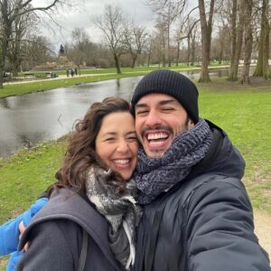 Melis Birkan Instagram - Her gittiğiniz yerde aklınızda olan, güzel birşey yediğinizde ya da izlediğinizde keşke o da olsaydı dediğiniz, gözleriniz çizgi kalıncaya kadar gülüp, birlikte saatlerce ağlayabildiginiz, telefonda mesajı ya da araması olduğunda yüzünüzü güldüren, ne kadar saçma olursa olsun her anınızı paylaşabildiğiniz bir iyi ki'niz varsa çok şanslısınız ona daha çok sarılın... Ben öyle yapıyorum... İyi ki onunla evlenmişim dediğim 2. yılımız bugün. Canım Aras'ım iyi ki benim kocam ve sevgilimsin... ❤️ @arasaydinofficial
