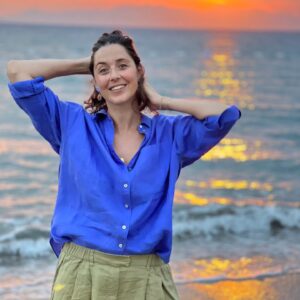 Melis Birkan Instagram - Çok güzel birkaç gün geçirdik @rammoshotelbodrum'da... Büyük ve ruhsuz otellerin yapısına inat, sade, sıcak ve kendinizi sanki hep oraya gidiyormuşsunuz gibi hissettiren bir mekan. Hasret kalmışız böyle işletme ve mekanlara... 
Bütün @rammoshotelbodrum ailesine çok teşekkür ederiz... Yine görüşeceğiz o kesin 🫶@mareafishrestaurant