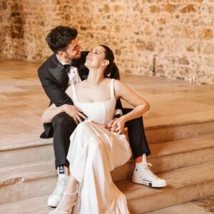 Melis Birkan Instagram - Bizim için bu unutulmaz günü gerçek yapan çok özel birkaç kişiye de teşekkür etmek istiyorum bu azıcık uzun postumda....
Beni şahane hissettiren gelinligimi tabii ki zevkine her zaman hayran kaldığım  @gamze_saracoglu saracoglu tasarladı. Hem şahidim hem de bu düğünün mimarı olan arkadaşıma ne kadar teşekkür etsem az. 🙏 @gamzesaravogludesingstudio' nun güzellikleri @dilekerdogan @asenasaban ve sevgili @aysegozedys hakkınızı ödeyemem. Sadece gelinlik değil, bu ekip organizasyon, süsleme  ile ilgili herşeye a'dan z'ye düzenleyip bu günün sorunsuz geçmesini sağladılar, hepinize kocaman teşekkür ederim 🙏 
Bir ömür parmağımızda taşıyacağımız güzel yüzüklerimizi tasarlayan @derliebling ve canım Banu çok teşekkür ederim 🙏
Herkesin bayıldığı güzel davetiyelerimizi tasarlayan canım @ekinakis iyi ki varsın 🙏
Nikah şekeri yerine geçen, daha kalıcı olduğuna inandığımız mumlarımızın keselerini elleriyle diken canım Nilgün Annem @nilgunaydin ve baskılarını yaptığımız görümcem 😆 @denizaydin'a kocaman teşekkür ederim 🙏
Ve minik seramiklerimizi lavantalı mumlarıyla buluşturan @lalesarioglu bitanesin🙏
Beni güzel dokunuslariyla her zaman iyi hissettiren canım @aysegulen tabii ki makyajımı yaptı, çok teşekkür ederim 🙏
Saçlarım için @melihplustan Bekir bey'e teşekkür ederim 🙏
Düğün pastamiz olan leziz magnolialarımızı yapan dünya yeteneklisi @elif_yanardag @volcake ne kadar teşekkür etsem az. 🙏
Bütün gece uykusuzluğunun üzerine bir de bizim için uykusuz kalan dj @eyupcelikmusic çok çok teşekkür ederiz🙏 
Düğün dansımızın miksini yapan @buraksarikahya ve dansımızın kareograflarından canım @beyzasekerci'ye çok teşekkür ederim 🙏
Bizi bu günün, bu güzel karelerine ve videolarina baktıkça mutlu edecek, şahane ekip @ferdanilarslanfotograf Ferda, @bggurkan Burak, @lilayapim.wedding Ezgi ve Eray iyi tanışmışız. @savascikrak iyi ki bizi tanıştırdın 🙏
Sevgili @dalyanklup, ne dediysek gerçekleştiren, bir dediğimizi iki etmeyen ekibinizle size çok teşekkür ederiz. @melistemelli ve #omertemelli🙏
Şahane müzisyenlerle dolu  @loungeevent bütün heyecanımıza ve sululuklarımıza rağmen bütün gece bizimle çalıp söylediğiniz ve dans ettiğiniz için çok teşekkür ederim 🙏 
⬇️⬇️⬇️⬇️⬇️ (sığmadı