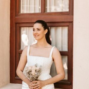 Melis Birkan Instagram - Bizim için bu unutulmaz günü gerçek yapan çok özel birkaç kişiye de teşekkür etmek istiyorum bu azıcık uzun postumda....
Beni şahane hissettiren gelinligimi tabii ki zevkine her zaman hayran kaldığım  @gamze_saracoglu saracoglu tasarladı. Hem şahidim hem de bu düğünün mimarı olan arkadaşıma ne kadar teşekkür etsem az. 🙏 @gamzesaravogludesingstudio' nun güzellikleri @dilekerdogan @asenasaban ve sevgili @aysegozedys hakkınızı ödeyemem. Sadece gelinlik değil, bu ekip organizasyon, süsleme  ile ilgili herşeye a'dan z'ye düzenleyip bu günün sorunsuz geçmesini sağladılar, hepinize kocaman teşekkür ederim 🙏 
Bir ömür parmağımızda taşıyacağımız güzel yüzüklerimizi tasarlayan @derliebling ve canım Banu çok teşekkür ederim 🙏
Herkesin bayıldığı güzel davetiyelerimizi tasarlayan canım @ekinakis iyi ki varsın 🙏
Nikah şekeri yerine geçen, daha kalıcı olduğuna inandığımız mumlarımızın keselerini elleriyle diken canım Nilgün Annem @nilgunaydin ve baskılarını yaptığımız görümcem 😆 @denizaydin'a kocaman teşekkür ederim 🙏
Ve minik seramiklerimizi lavantalı mumlarıyla buluşturan @lalesarioglu bitanesin🙏
Beni güzel dokunuslariyla her zaman iyi hissettiren canım @aysegulen tabii ki makyajımı yaptı, çok teşekkür ederim 🙏
Saçlarım için @melihplustan Bekir bey'e teşekkür ederim 🙏
Düğün pastamiz olan leziz magnolialarımızı yapan dünya yeteneklisi @elif_yanardag @volcake ne kadar teşekkür etsem az. 🙏
Bütün gece uykusuzluğunun üzerine bir de bizim için uykusuz kalan dj @eyupcelikmusic çok çok teşekkür ederiz🙏 
Düğün dansımızın miksini yapan @buraksarikahya ve dansımızın kareograflarından canım @beyzasekerci'ye çok teşekkür ederim 🙏
Bizi bu günün, bu güzel karelerine ve videolarina baktıkça mutlu edecek, şahane ekip @ferdanilarslanfotograf Ferda, @bggurkan Burak, @lilayapim.wedding Ezgi ve Eray iyi tanışmışız. @savascikrak iyi ki bizi tanıştırdın 🙏
Sevgili @dalyanklup, ne dediysek gerçekleştiren, bir dediğimizi iki etmeyen ekibinizle size çok teşekkür ederiz. @melistemelli ve #omertemelli🙏
Şahane müzisyenlerle dolu  @loungeevent bütün heyecanımıza ve sululuklarımıza rağmen bütün gece bizimle çalıp söylediğiniz ve dans ettiğiniz için çok teşekkür ederim 🙏 
⬇️⬇️⬇️⬇️⬇️ (sığmadı