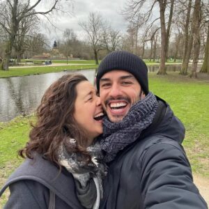 Melis Birkan Instagram - Her gittiğiniz yerde aklınızda olan, güzel birşey yediğinizde ya da izlediğinizde keşke o da olsaydı dediğiniz, gözleriniz çizgi kalıncaya kadar gülüp, birlikte saatlerce ağlayabildiginiz, telefonda mesajı ya da araması olduğunda yüzünüzü güldüren, ne kadar saçma olursa olsun her anınızı paylaşabildiğiniz bir iyi ki'niz varsa çok şanslısınız ona daha çok sarılın... Ben öyle yapıyorum... İyi ki onunla evlenmişim dediğim 2. yılımız bugün. Canım Aras'ım iyi ki benim kocam ve sevgilimsin... ❤️ @arasaydinofficial