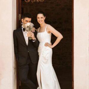 Melis Birkan Instagram - Bizim için bu unutulmaz günü gerçek yapan çok özel birkaç kişiye de teşekkür etmek istiyorum bu azıcık uzun postumda....
Beni şahane hissettiren gelinligimi tabii ki zevkine her zaman hayran kaldığım  @gamze_saracoglu saracoglu tasarladı. Hem şahidim hem de bu düğünün mimarı olan arkadaşıma ne kadar teşekkür etsem az. 🙏 @gamzesaravogludesingstudio' nun güzellikleri @dilekerdogan @asenasaban ve sevgili @aysegozedys hakkınızı ödeyemem. Sadece gelinlik değil, bu ekip organizasyon, süsleme  ile ilgili herşeye a'dan z'ye düzenleyip bu günün sorunsuz geçmesini sağladılar, hepinize kocaman teşekkür ederim 🙏 
Bir ömür parmağımızda taşıyacağımız güzel yüzüklerimizi tasarlayan @derliebling ve canım Banu çok teşekkür ederim 🙏
Herkesin bayıldığı güzel davetiyelerimizi tasarlayan canım @ekinakis iyi ki varsın 🙏
Nikah şekeri yerine geçen, daha kalıcı olduğuna inandığımız mumlarımızın keselerini elleriyle diken canım Nilgün Annem @nilgunaydin ve baskılarını yaptığımız görümcem 😆 @denizaydin'a kocaman teşekkür ederim 🙏
Ve minik seramiklerimizi lavantalı mumlarıyla buluşturan @lalesarioglu bitanesin🙏
Beni güzel dokunuslariyla her zaman iyi hissettiren canım @aysegulen tabii ki makyajımı yaptı, çok teşekkür ederim 🙏
Saçlarım için @melihplustan Bekir bey'e teşekkür ederim 🙏
Düğün pastamiz olan leziz magnolialarımızı yapan dünya yeteneklisi @elif_yanardag @volcake ne kadar teşekkür etsem az. 🙏
Bütün gece uykusuzluğunun üzerine bir de bizim için uykusuz kalan dj @eyupcelikmusic çok çok teşekkür ederiz🙏 
Düğün dansımızın miksini yapan @buraksarikahya ve dansımızın kareograflarından canım @beyzasekerci'ye çok teşekkür ederim 🙏
Bizi bu günün, bu güzel karelerine ve videolarina baktıkça mutlu edecek, şahane ekip @ferdanilarslanfotograf Ferda, @bggurkan Burak, @lilayapim.wedding Ezgi ve Eray iyi tanışmışız. @savascikrak iyi ki bizi tanıştırdın 🙏
Sevgili @dalyanklup, ne dediysek gerçekleştiren, bir dediğimizi iki etmeyen ekibinizle size çok teşekkür ederiz. @melistemelli ve #omertemelli🙏
Şahane müzisyenlerle dolu  @loungeevent bütün heyecanımıza ve sululuklarımıza rağmen bütün gece bizimle çalıp söylediğiniz ve dans ettiğiniz için çok teşekkür ederim 🙏 
⬇️⬇️⬇️⬇️⬇️ (sığmadı