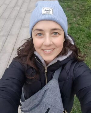 Melis Birkan Instagram - İnsanın dışarda kendini çekmesi çok sancılı bir süreç değil mi yahu? Selfie'yi bulan arkadaşla oturup konuşmak isterim, ona soracaklarim var! Selfie, çekenin etrafındaki insanlar o insanın girdiği hale gülüp eğlensinler diye bulunmuş bir icat kanımca. Ben bunu çekerken kimler, ne kadar eğlendi acaba🙄 Hakettim ama hakkınızdır...