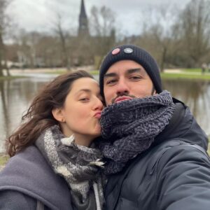 Melis Birkan Instagram - Her gittiğiniz yerde aklınızda olan, güzel birşey yediğinizde ya da izlediğinizde keşke o da olsaydı dediğiniz, gözleriniz çizgi kalıncaya kadar gülüp, birlikte saatlerce ağlayabildiginiz, telefonda mesajı ya da araması olduğunda yüzünüzü güldüren, ne kadar saçma olursa olsun her anınızı paylaşabildiğiniz bir iyi ki'niz varsa çok şanslısınız ona daha çok sarılın... Ben öyle yapıyorum... İyi ki onunla evlenmişim dediğim 2. yılımız bugün. Canım Aras'ım iyi ki benim kocam ve sevgilimsin... ❤️ @arasaydinofficial