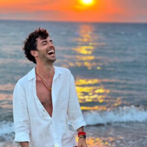 Melis Birkan Instagram - Çok güzel birkaç gün geçirdik @rammoshotelbodrum'da... Büyük ve ruhsuz otellerin yapısına inat, sade, sıcak ve kendinizi sanki hep oraya gidiyormuşsunuz gibi hissettiren bir mekan. Hasret kalmışız böyle işletme ve mekanlara... 
Bütün @rammoshotelbodrum ailesine çok teşekkür ederiz... Yine görüşeceğiz o kesin 🫶@mareafishrestaurant