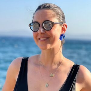 Melis Birkan Instagram - Çoook sıcak bir 2023 yaz gününde (ki hala sıcak), özellikle canım @sebnemkurtul 'un bana düğün hediyesi güzel küpelerini paylaşmak istediğim için çekmistik bu kareleri... İnstagramın en sevdiğim tarafı tasarımcı çok güzel insanlarla tanıştırdı beni.  Şebnem de onlardan biri. İşleri de yüreği kadar güzel arkadaşım, kocaman öpüyor ve geç de olsa çok teşekkür ediyorum🙏💜 
Beyim diye demiyorum, şahane fotoğraf çeker @arasaydinofficial 🩶
#nofilter #nomakeup #nophotoshop #yesnature