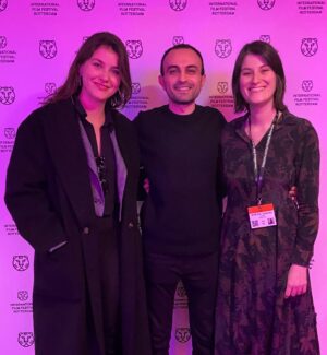 Melis Sevinç Instagram - İstanbul Film Festivalindeyiz :)) 
Haberin şerefine tb diyorumm 
#iffr @iffr @sankiherseybirazfelaket