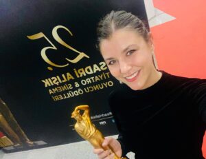 Melis Sevinç Instagram - “25. Sadri Alışık Tiyatro ve Sinema Oyuncu Ödülleri “ ✨