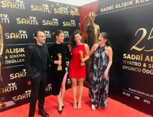 Melis Sevinç Instagram - “25. Sadri Alışık Tiyatro ve Sinema Oyuncu Ödülleri “ ✨