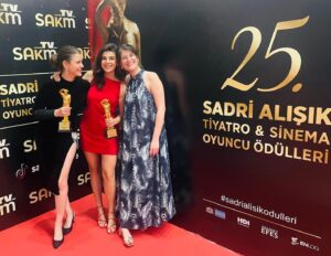 Melis Sevinç Instagram - “25. Sadri Alışık Tiyatro ve Sinema Oyuncu Ödülleri “ ✨