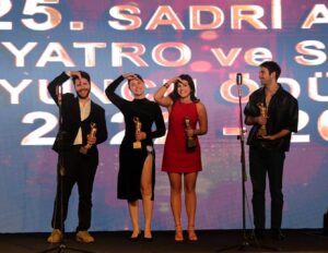 Melis Sevinç Instagram - “25. Sadri Alışık Tiyatro ve Sinema Oyuncu Ödülleri “ ✨