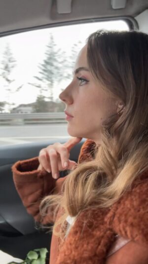Melisa Akman Instagram - Ben, baba tarafından soyadımızı son taşıyan iki kız evlattan biriyim. Annenin doğurduğu çocuk babanın soyadını alıyor malum evlilik paketiyle de kadınlara soyadı güncellemesi geliyordu fakat 28 Ocak’tan itibaren artık sadece kendi soyadımızı kullanabiliyoruz. Yazın nikahımız var, başvurumuzu yaptık ( erken gitmişiz zaten 1 şubatta gün alacağız kayıt yaptırdık) başvuru yaparken soyadı için dilekçe doldurdum. Kafamda deli sorular: 
Diyelim soyadım değişmedi ama kütüğüm niye değişiyor? Bi dk Benim soyum yok mu? (Tugay da benim soyadımı alacak mı 😂). E ama biz de bir babanın evladıyız. Yani soyadı ne kadar sembolik? 
Ben soyadımın son varisi olduğum için, müstakbel eşimin soyadını almamdan mutlu olacağını bildiğim için ve birey olarak değil de aile kimliği verdiği için iki soyadımı da almayı tercih ettim. Kadınların sadece kendi soyadlarını kullanabilmesi çoğu ülkede hala olmayan çok güzel bir karar.
Siz soyadı hakkında ne düşünüyorsunuz, yoruma bırakın. ♥️

#evlilik