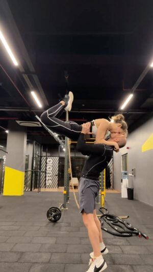Melisa Akman Instagram - Havada durdu serisinin 2.si. Göklere çıkarılmayı hak ediyoruz 💅🏻😎

#gym #gymchallenge #gymcouples #fitnessmotivation #fitness