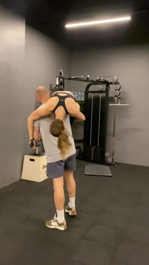 Melisa Akman Instagram - Beylerin ayaklarını yerden keselim de bi titreyip kendilerine gelsinler :))) 😇 adını havada durdu şahitleri var challenge koyuyorum💪.

Not: benimki ellerini kaldırmadı ama o anki şoka veriyorum ayrıca o sondaki gururlu bakışına kalp.

…

#fitnessmotivation 
#challenge
#gym 
#fitness
#gymcouple