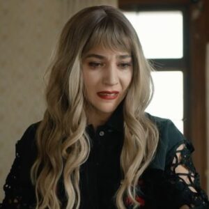 Melisa Berberoğlu Instagram - Bu sahnemiz burada dursun. Seninle her an birbirinden kıymetli. Seni çok seviyorum @rehaozcanofficial ♥️.

Böyle bir sahne yazıp bana oynama şansı verdiğiniz için size çok teşekkür ederim, kaleminize, yüreğinize sağlık! @sevgiyilmaz @zilufer 🪶❣️.

Hoşça kal. @uckizkardestvdizisi 🌹