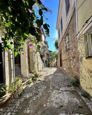 Melisa Berberoğlu Instagram - Sevgili Ayvalık,

Canım evim Küçük Han @kucukhanayvalik 

Masalın büyülü sokakları.. ✨

Name’m, sen hep şarkılar söyle, o şarkılar zamanı durdursun! Melekler ölmez! @nameolpak 🌹

Bana bir laf atması ile hikayemiz başlayan biricik komşum, Gülay’ım @ayvalikmeyhanesi 

Ah o içtiğimiz kahveler! Seviyorum seni Filiz’im! @filiz.ylmzymnr @antikahikayeler 

Dizimizin en yakından takipçisi Cenk, benim de seninle bir fotoğrafım olmasın mı? 

Beni her gördüğünde kulağıma bir gül iliştiren Gülten Ablam! 🌹  Bırak o güzel günler hatıralarda kalsın (böyle kalsın)!

 Ve Ayvalık’ın güzel insanları ben sizi çok sevdim! Yine kavuşuruz!