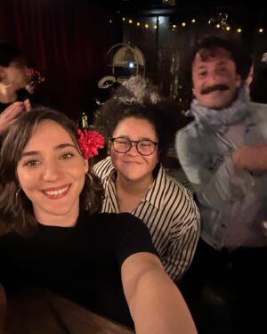 Melisa Berberoğlu Instagram - Sevgili Ayvalık,

Canım evim Küçük Han @kucukhanayvalik 

Masalın büyülü sokakları.. ✨

Name’m, sen hep şarkılar söyle, o şarkılar zamanı durdursun! Melekler ölmez! @nameolpak 🌹

Bana bir laf atması ile hikayemiz başlayan biricik komşum, Gülay’ım @ayvalikmeyhanesi 

Ah o içtiğimiz kahveler! Seviyorum seni Filiz’im! @filiz.ylmzymnr @antikahikayeler 

Dizimizin en yakından takipçisi Cenk, benim de seninle bir fotoğrafım olmasın mı? 

Beni her gördüğünde kulağıma bir gül iliştiren Gülten Ablam! 🌹  Bırak o güzel günler hatıralarda kalsın (böyle kalsın)!

 Ve Ayvalık’ın güzel insanları ben sizi çok sevdim! Yine kavuşuruz!