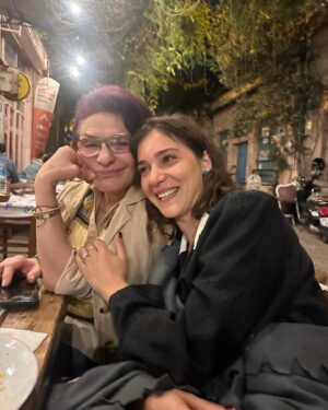 Melisa Berberoğlu Instagram - Sevgili Ayvalık,

Canım evim Küçük Han @kucukhanayvalik 

Masalın büyülü sokakları.. ✨

Name’m, sen hep şarkılar söyle, o şarkılar zamanı durdursun! Melekler ölmez! @nameolpak 🌹

Bana bir laf atması ile hikayemiz başlayan biricik komşum, Gülay’ım @ayvalikmeyhanesi 

Ah o içtiğimiz kahveler! Seviyorum seni Filiz’im! @filiz.ylmzymnr @antikahikayeler 

Dizimizin en yakından takipçisi Cenk, benim de seninle bir fotoğrafım olmasın mı? 

Beni her gördüğünde kulağıma bir gül iliştiren Gülten Ablam! 🌹  Bırak o güzel günler hatıralarda kalsın (böyle kalsın)!

 Ve Ayvalık’ın güzel insanları ben sizi çok sevdim! Yine kavuşuruz!