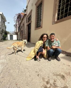 Melisa Berberoğlu Instagram - Sevgili Ayvalık,

Canım evim Küçük Han @kucukhanayvalik 

Masalın büyülü sokakları.. ✨

Name’m, sen hep şarkılar söyle, o şarkılar zamanı durdursun! Melekler ölmez! @nameolpak 🌹

Bana bir laf atması ile hikayemiz başlayan biricik komşum, Gülay’ım @ayvalikmeyhanesi 

Ah o içtiğimiz kahveler! Seviyorum seni Filiz’im! @filiz.ylmzymnr @antikahikayeler 

Dizimizin en yakından takipçisi Cenk, benim de seninle bir fotoğrafım olmasın mı? 

Beni her gördüğünde kulağıma bir gül iliştiren Gülten Ablam! 🌹  Bırak o güzel günler hatıralarda kalsın (böyle kalsın)!

 Ve Ayvalık’ın güzel insanları ben sizi çok sevdim! Yine kavuşuruz!