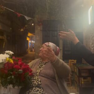 Melisa Berberoğlu Instagram - Sevgili Ayvalık,

Canım evim Küçük Han @kucukhanayvalik 

Masalın büyülü sokakları.. ✨

Name’m, sen hep şarkılar söyle, o şarkılar zamanı durdursun! Melekler ölmez! @nameolpak 🌹

Bana bir laf atması ile hikayemiz başlayan biricik komşum, Gülay’ım @ayvalikmeyhanesi 

Ah o içtiğimiz kahveler! Seviyorum seni Filiz’im! @filiz.ylmzymnr @antikahikayeler 

Dizimizin en yakından takipçisi Cenk, benim de seninle bir fotoğrafım olmasın mı? 

Beni her gördüğünde kulağıma bir gül iliştiren Gülten Ablam! 🌹  Bırak o güzel günler hatıralarda kalsın (böyle kalsın)!

 Ve Ayvalık’ın güzel insanları ben sizi çok sevdim! Yine kavuşuruz!