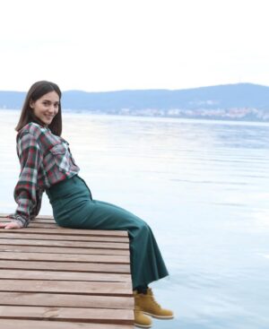 Melisa Berberoğlu Instagram - 2.5 senedir, Derya karakterini canlandırdığım biricik dizimiz Üç Kız Kardeş, cumartesi günü final bölümü ile @kanald ekranlarında olucak. 

Hoşça kal deli dolu Derya’m! Sevdasına, aşkına, kavgasına sahip çıkan özgür kızım! Ne güzel büyüdük beraber! 🌹

Bütün ekip arkadaşlarıma, sevgili seyircilerimize binlerce kez teşekkür! 🫂♥️