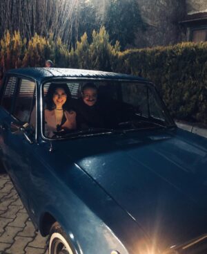 Melisa Berberoğlu Instagram - 2.5 senedir, Derya karakterini canlandırdığım biricik dizimiz Üç Kız Kardeş, cumartesi günü final bölümü ile @kanald ekranlarında olucak. 

Hoşça kal deli dolu Derya’m! Sevdasına, aşkına, kavgasına sahip çıkan özgür kızım! Ne güzel büyüdük beraber! 🌹

Bütün ekip arkadaşlarıma, sevgili seyircilerimize binlerce kez teşekkür! 🫂♥️