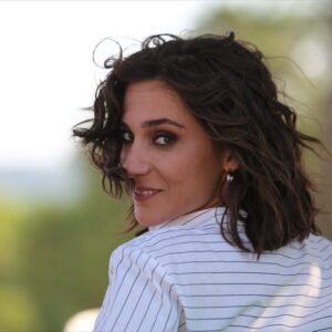 Melisa Berberoğlu Instagram - 2.5 senedir, Derya karakterini canlandırdığım biricik dizimiz Üç Kız Kardeş, cumartesi günü final bölümü ile @kanald ekranlarında olucak. 

Hoşça kal deli dolu Derya’m! Sevdasına, aşkına, kavgasına sahip çıkan özgür kızım! Ne güzel büyüdük beraber! 🌹

Bütün ekip arkadaşlarıma, sevgili seyircilerimize binlerce kez teşekkür! 🫂♥️