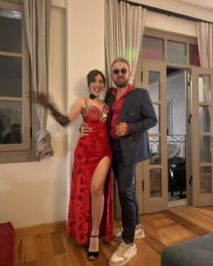 Melisa Berberoğlu Instagram - Geç doğum günü gönderisi:

Canım arkadaşlarım, ailem, Ayvalık’ın bana kattığı binlerce güzel insan hep bir aradaydık, 22 Mart günü. 

Ben doğum günümde bir hayal kurdum, hepiniz hayalimin elinden tuttunuz. Sizi çok seviyorum! Her zaman hayallerimizde,şarkılarda,
danslarda kavuşalım! ❤️‍🔥 Hepinize  binlerce kez teşekkür ederim!

Muhteşem performansları için @vardakostaband ‘ya 

Bizi böyle güzel ağırladığı için Alican ve ekibine @antik.depo 
çok teşekkür ederim! ♥️

Beraber tasarladığımız kostümüm için @byretroistiklal @firat_vintage_taksim Fırat’a teşekkürler! 💃

P.S. Elimde çok az fotoğraf var, lütfen olanlar göndersin! 💌