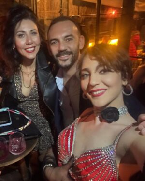 Melisa Berberoğlu Instagram - Geç doğum günü gönderisi:

Canım arkadaşlarım, ailem, Ayvalık’ın bana kattığı binlerce güzel insan hep bir aradaydık, 22 Mart günü. 

Ben doğum günümde bir hayal kurdum, hepiniz hayalimin elinden tuttunuz. Sizi çok seviyorum! Her zaman hayallerimizde,şarkılarda,
danslarda kavuşalım! ❤️‍🔥 Hepinize  binlerce kez teşekkür ederim!

Muhteşem performansları için @vardakostaband ‘ya 

Bizi böyle güzel ağırladığı için Alican ve ekibine @antik.depo 
çok teşekkür ederim! ♥️

Beraber tasarladığımız kostümüm için @byretroistiklal @firat_vintage_taksim Fırat’a teşekkürler! 💃

P.S. Elimde çok az fotoğraf var, lütfen olanlar göndersin! 💌