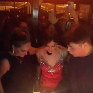 Melisa Berberoğlu Instagram - Geç doğum günü gönderisi:

Canım arkadaşlarım, ailem, Ayvalık’ın bana kattığı binlerce güzel insan hep bir aradaydık, 22 Mart günü. 

Ben doğum günümde bir hayal kurdum, hepiniz hayalimin elinden tuttunuz. Sizi çok seviyorum! Her zaman hayallerimizde,şarkılarda,
danslarda kavuşalım! ❤️‍🔥 Hepinize  binlerce kez teşekkür ederim!

Muhteşem performansları için @vardakostaband ‘ya 

Bizi böyle güzel ağırladığı için Alican ve ekibine @antik.depo 
çok teşekkür ederim! ♥️

Beraber tasarladığımız kostümüm için @byretroistiklal @firat_vintage_taksim Fırat’a teşekkürler! 💃

P.S. Elimde çok az fotoğraf var, lütfen olanlar göndersin! 💌