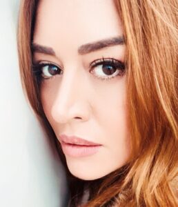 Melisa Doğu Instagram - ✴️Aralığın ortasında bir yerlerde, kaybolmadan yolunu bulmaya çalışan, ocağın altını yakabilecek miyiz diye düşünen, tüm aklı karışıklara gelsin🙏🏻 Duvara yaslanıp dur/ma durağı 🚏🪞🌙