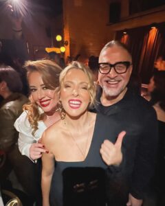 Melisa Doğu Instagram - Canım Melisa’m hem yeni kitabını hem de doğum gününü kutladı dün akşam♥️ Ve ne mutlu ki tüm eski dostlarımı bir çırpıda görüverdim☺️ Uzun zamandır çok özlediğim çok mutlu olduğumuz ihtiyaç duyduğumuz bir akşamdı. Sanırım yeni yaşın yeni kitabınla hepimize neşe saçtın! Parlamaya devam et tatlı kızım🌟 Dostlarımı sizi çok seviyorum🫶🏻🧿🙏🏼 #fırtınanınkalbinei̇n
