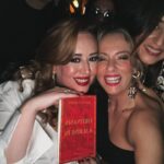 Melisa Doğu Instagram - Canım Melisa’m hem yeni kitabını hem de doğum gününü kutladı dün akşam♥️ Ve ne mutlu ki tüm eski dostlarımı bir çırpıda görüverdim☺️ Uzun zamandır çok özlediğim çok mutlu olduğumuz ihtiyaç duyduğumuz bir akşamdı. Sanırım yeni yaşın yeni kitabınla hepimize neşe saçtın! Parlamaya devam et tatlı kızım🌟 Dostlarımı sizi çok seviyorum🫶🏻🧿🙏🏼 #fırtınanınkalbinei̇n